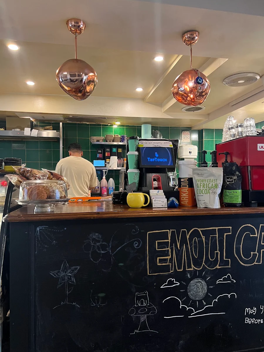 Vibe, Emoji Cafe