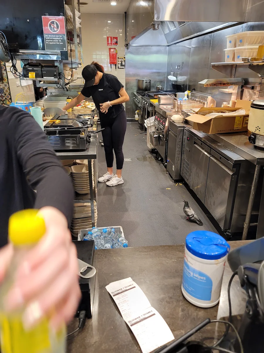 Vibe, Guzman y Gomez - MacArthur Square
