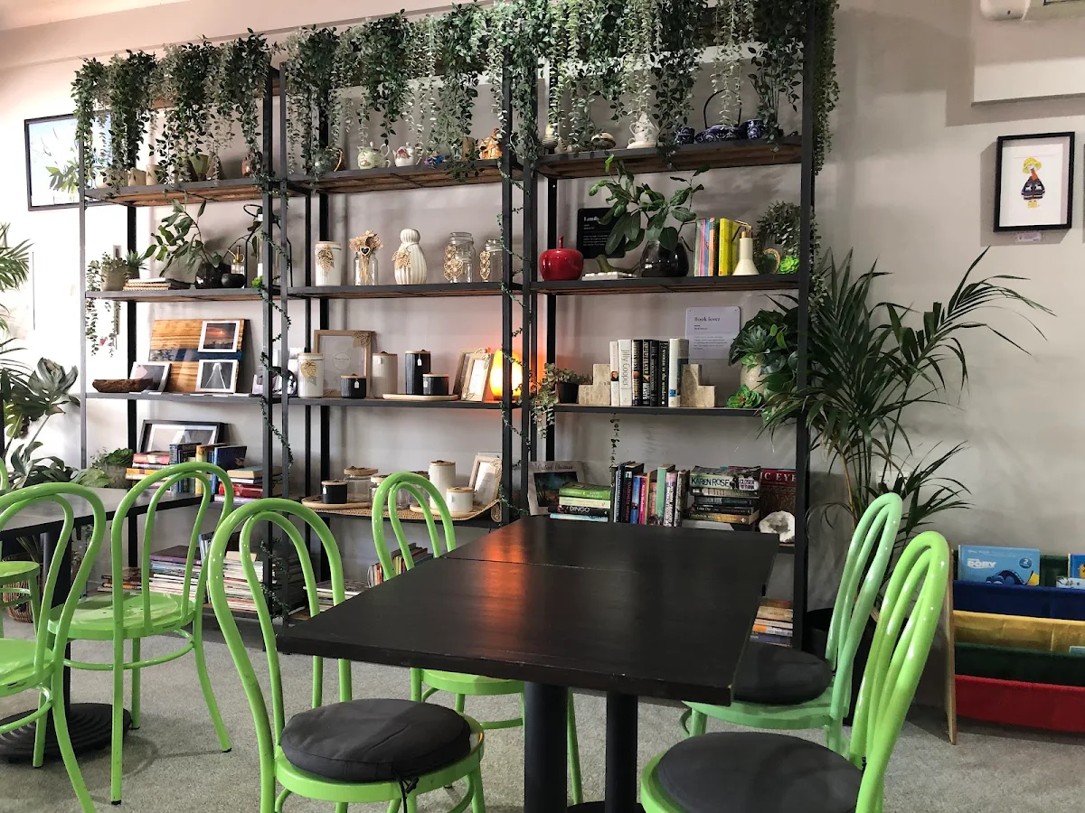 Vibe, Cafe Julz