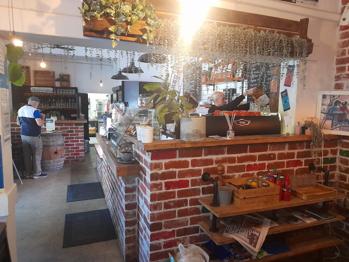 Vibe, Kinky Lizard Cafe on Mews
