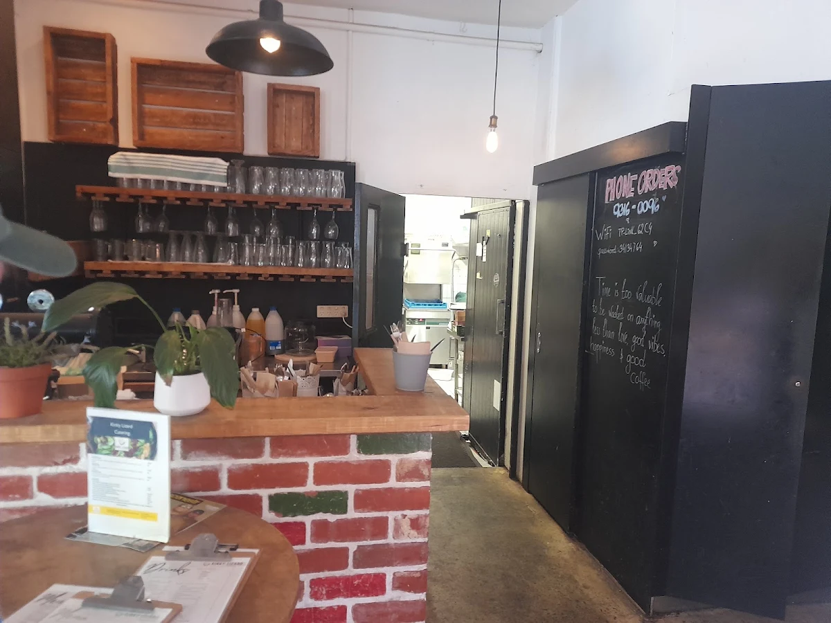 Vibe, Kinky Lizard Cafe on Mews