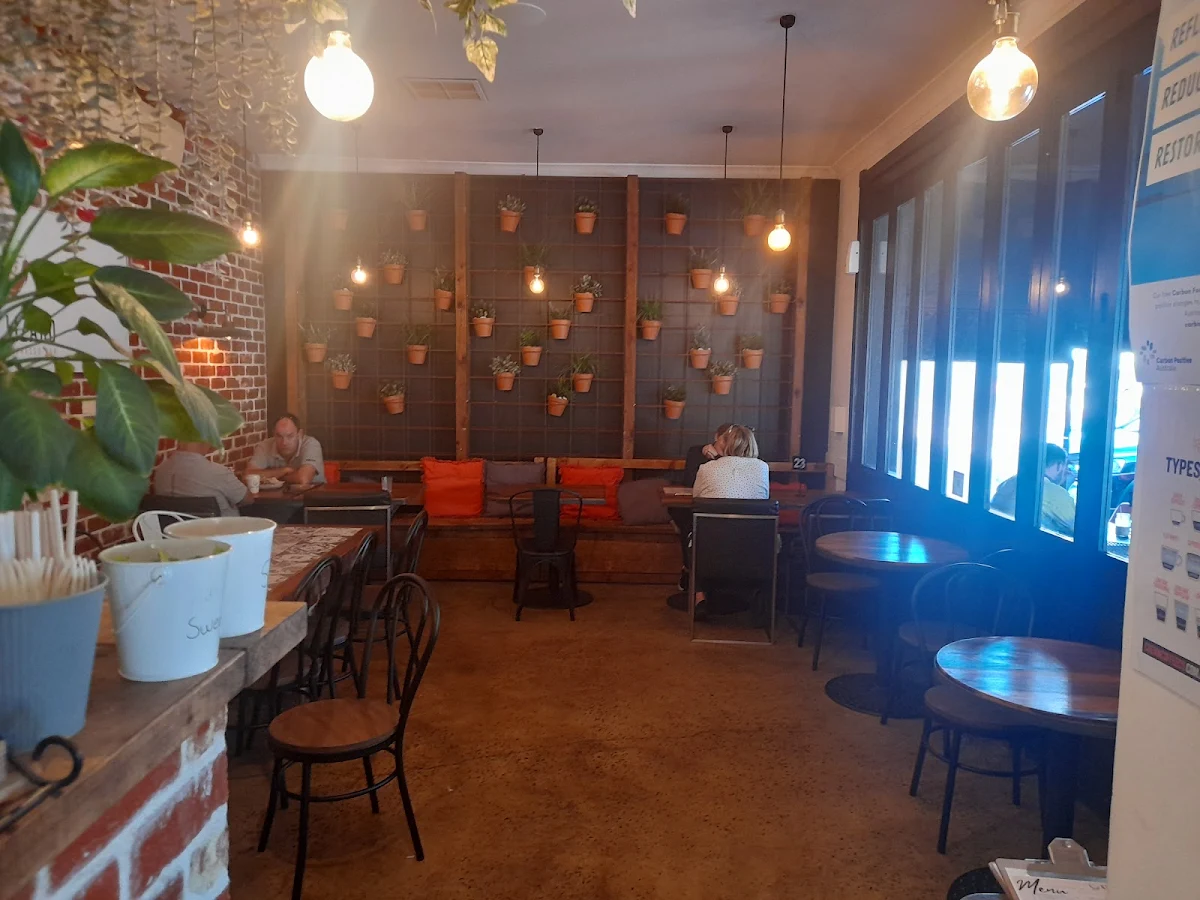Vibe, Kinky Lizard Cafe on Mews