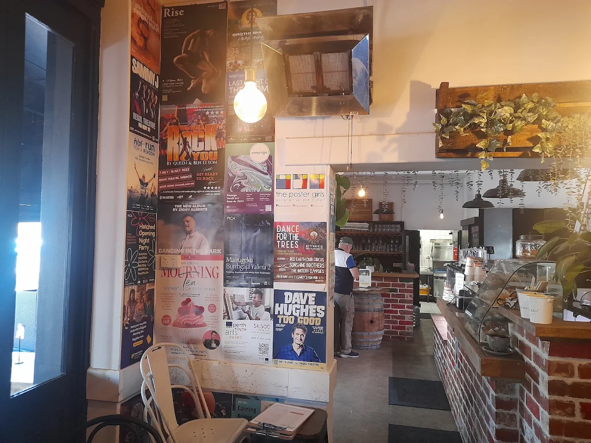 Vibe, Kinky Lizard Cafe on Mews
