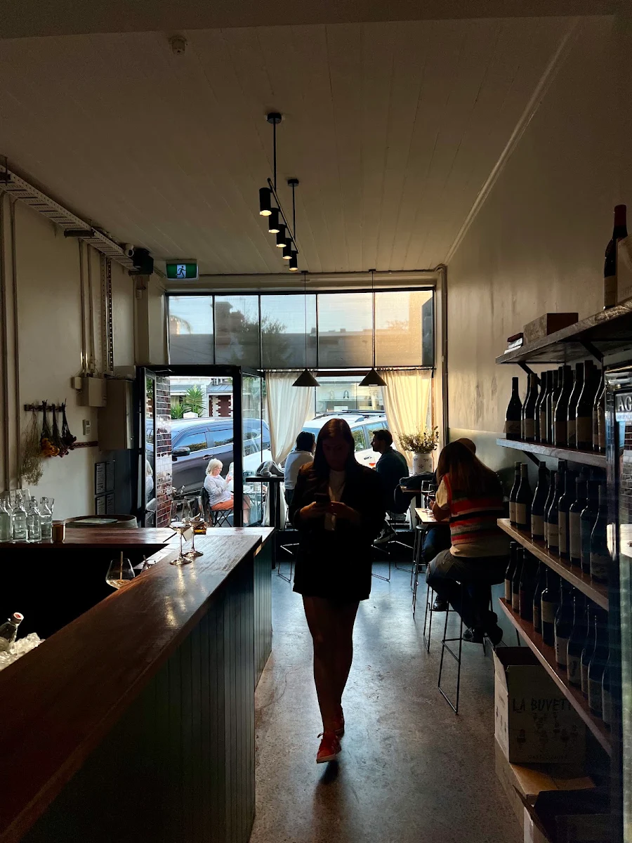 Vibe, Lenny's Wine Room