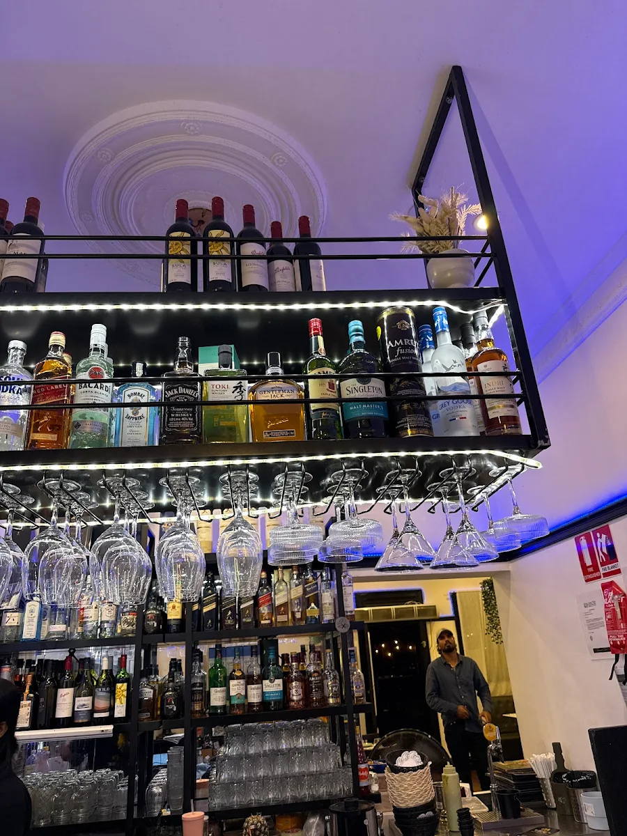 Vibe, Mangi's Kitchen & Bar