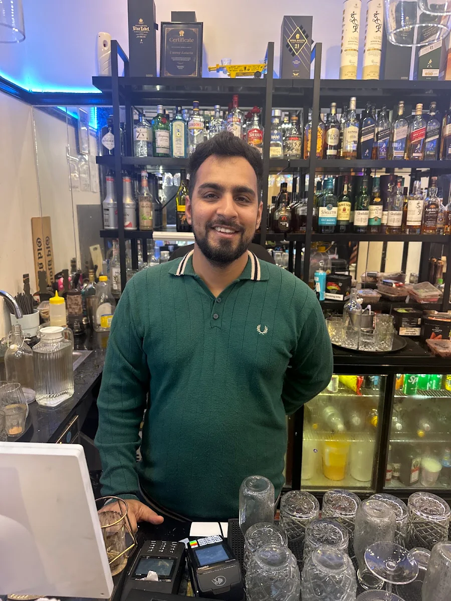 Vibe, Mangi's Kitchen & Bar
