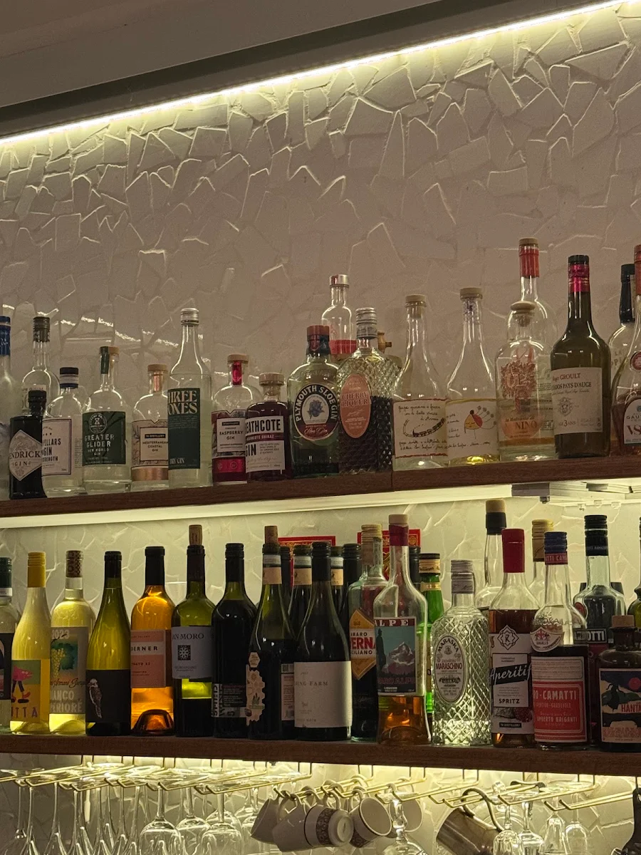 Vibe, La Perla Bar and Restaurant