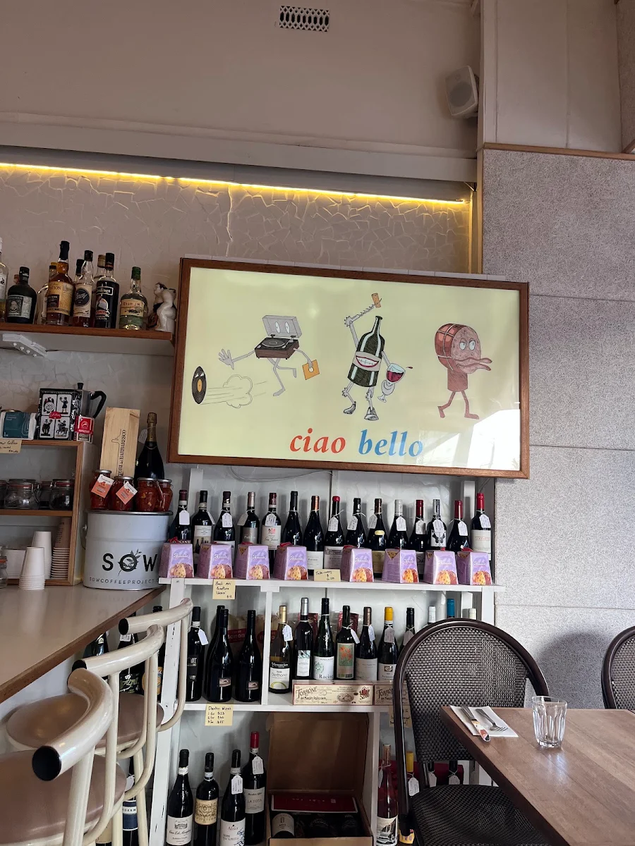 Vibe, La Perla Bar and Restaurant