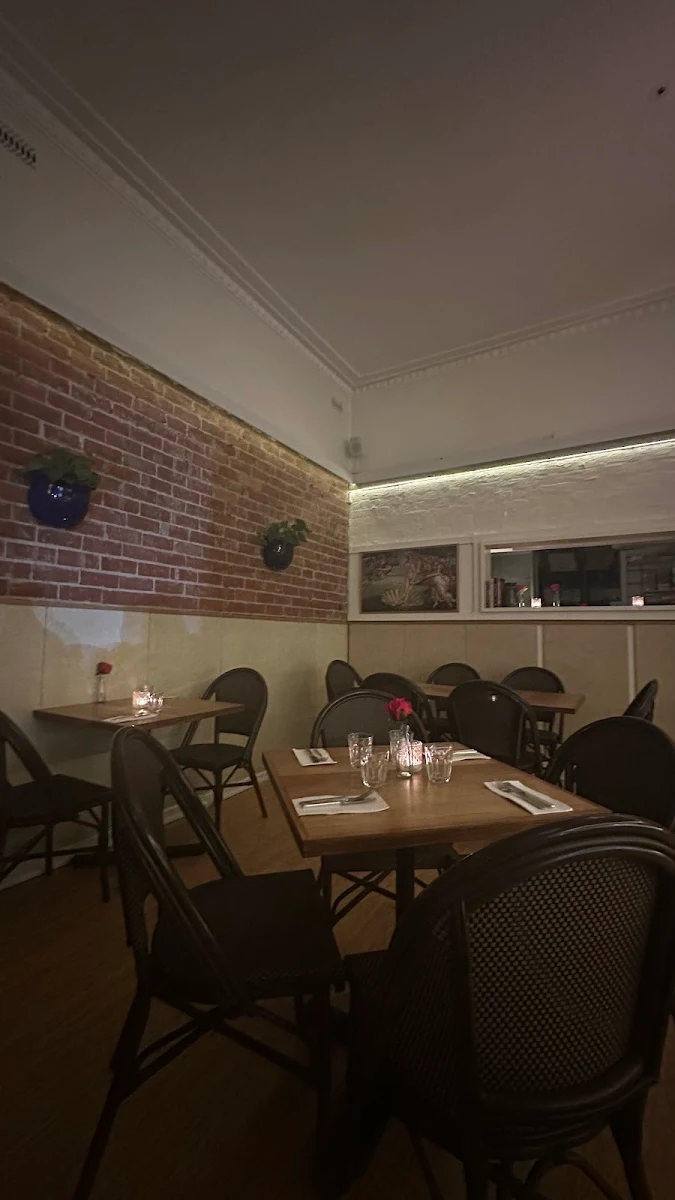 Vibe, La Perla Bar and Restaurant