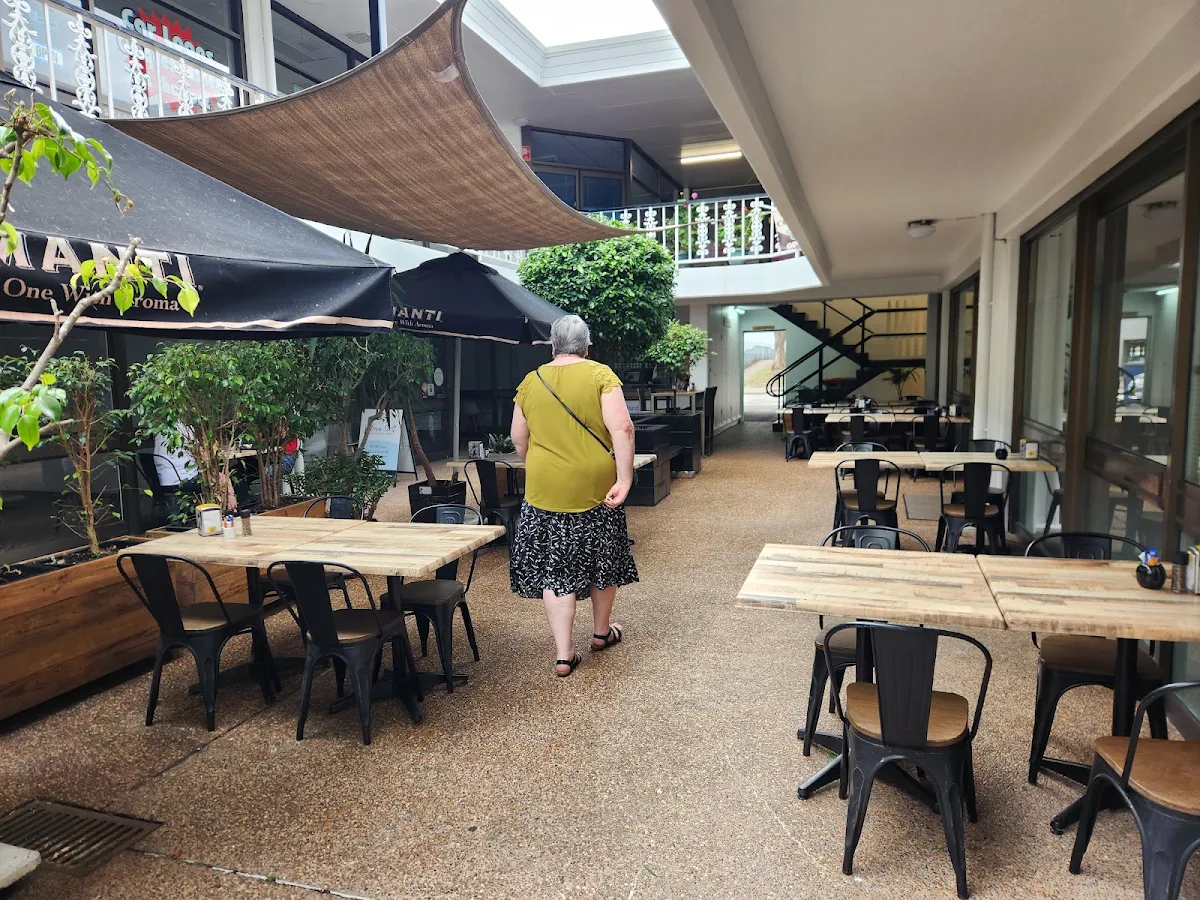 Vibe, Zora Cafe