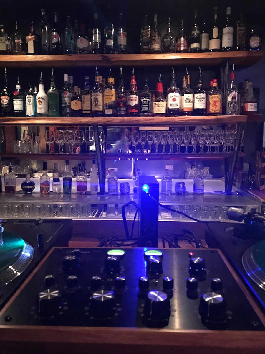 Vibe, Earl of Leicester Hotel
