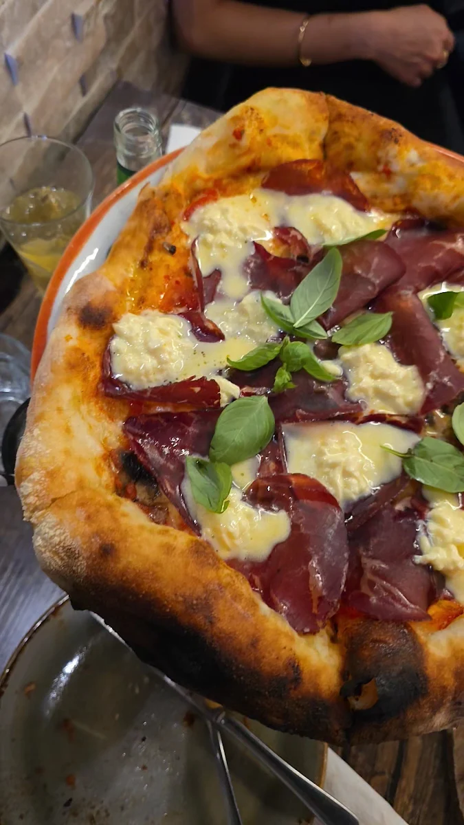 Food & drink, La Calabrese Pizzeria