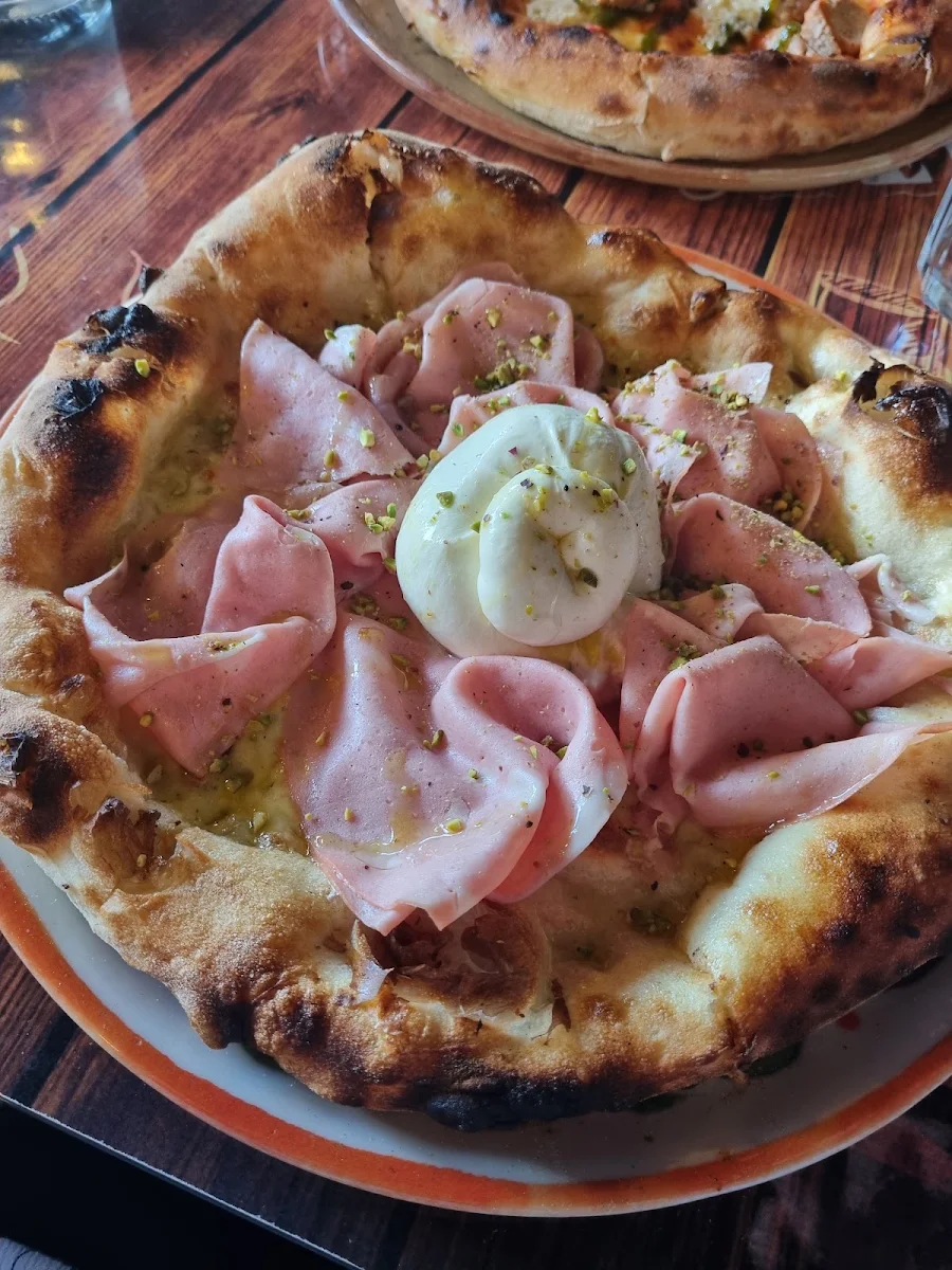 Food & drink, La Calabrese Pizzeria