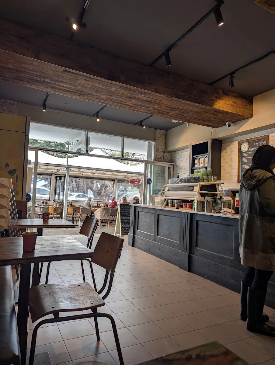 Vibe, Simple Simons Gelato Coffee House Cafe