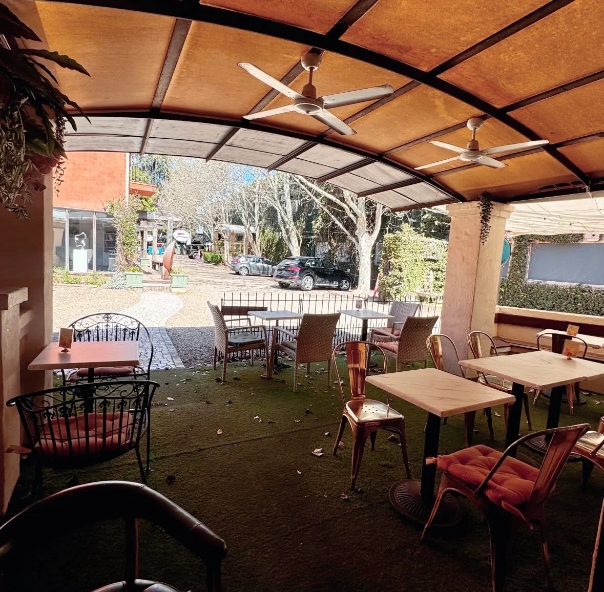 Vibe, Heimish bleu cafe