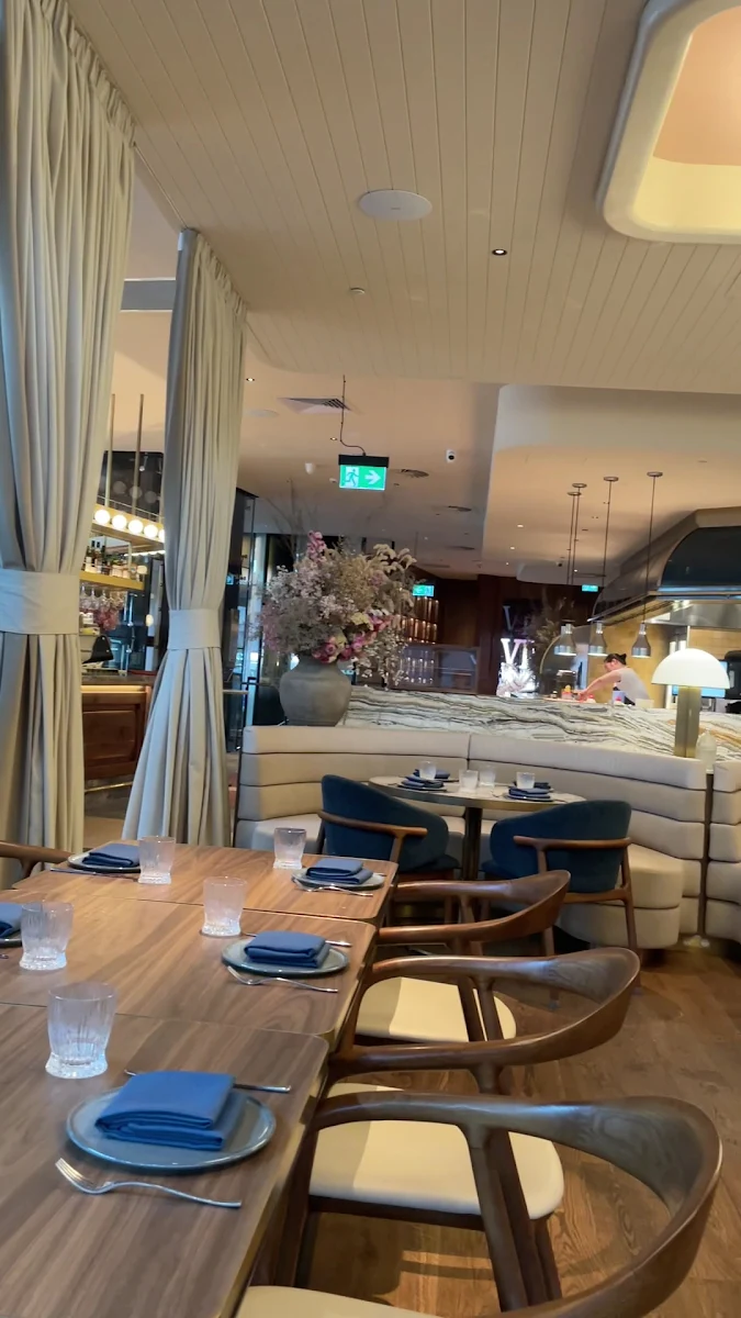 Vibe, Humphrey's Hotel