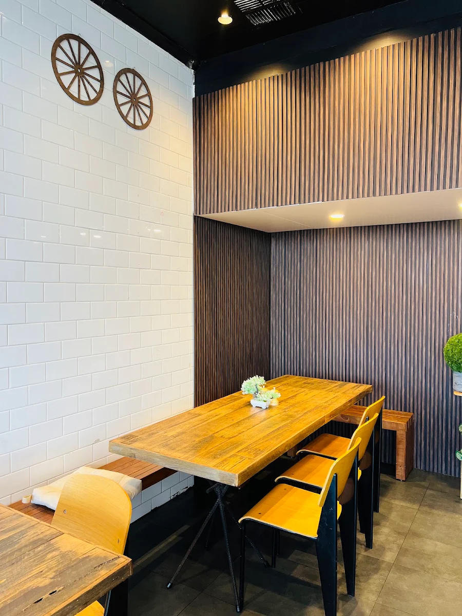 Vibe, Hungry Cow Woodfire Pizzeria & Burgers