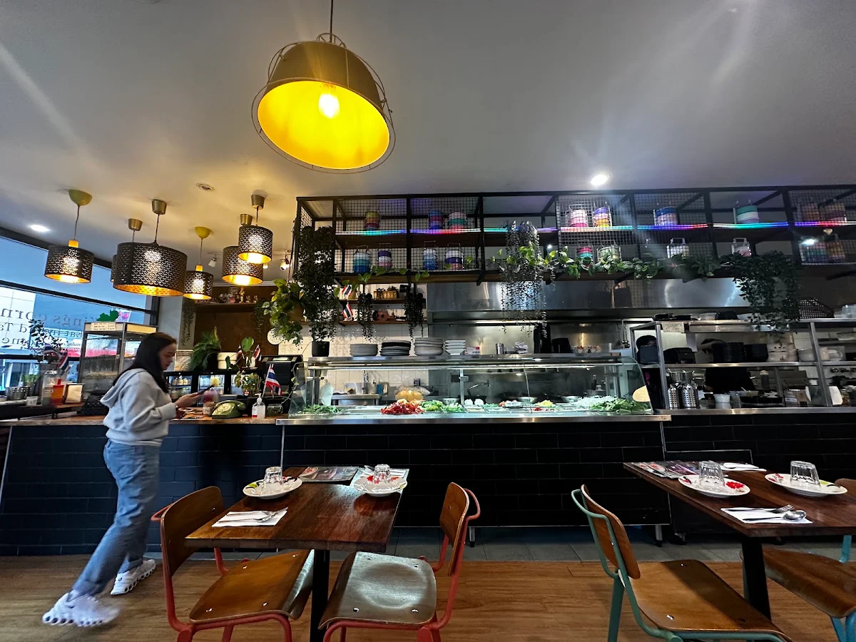 Vibe, Kings Corner Thai Five Dock