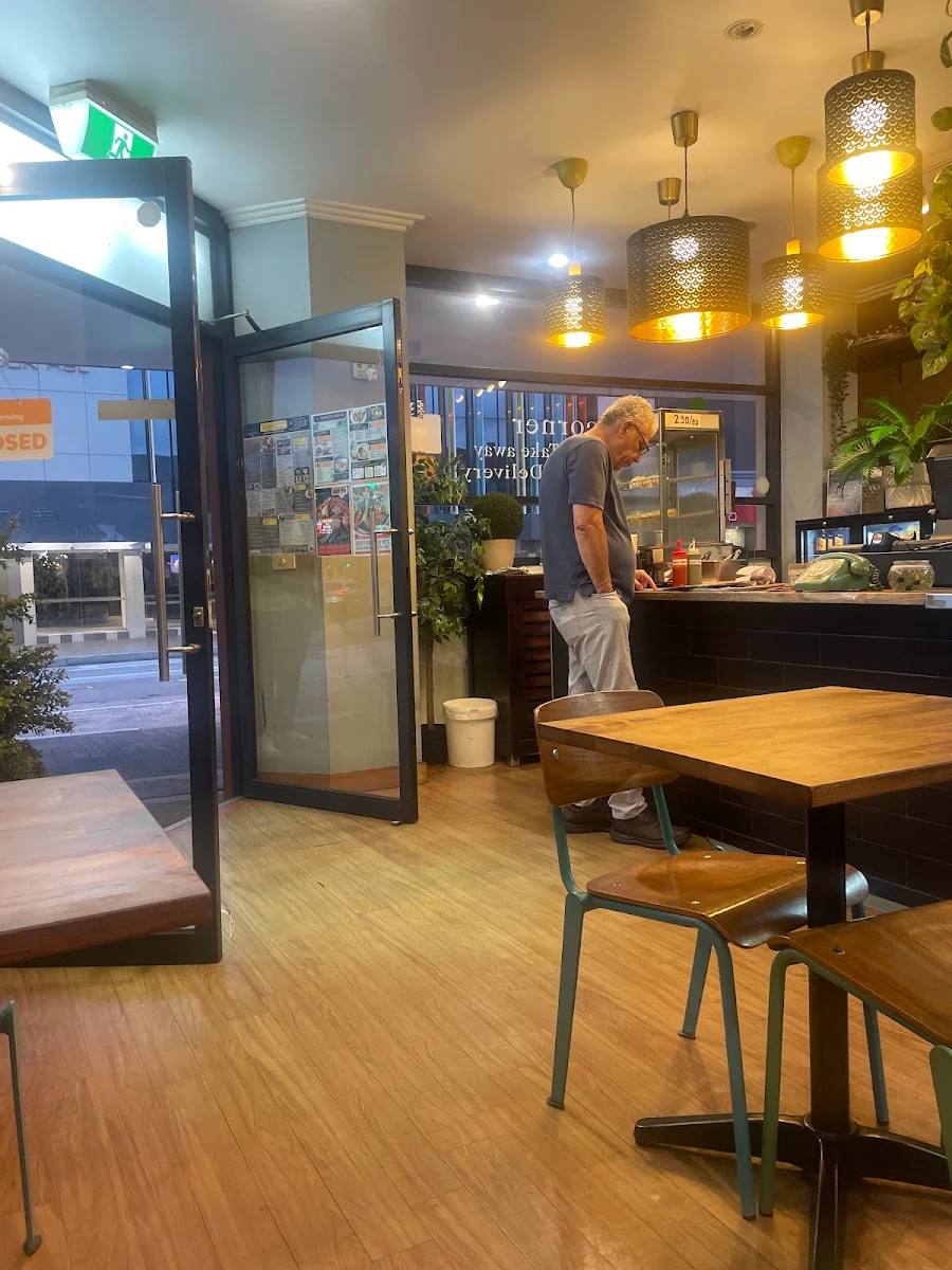 Vibe, Kings Corner Thai Five Dock