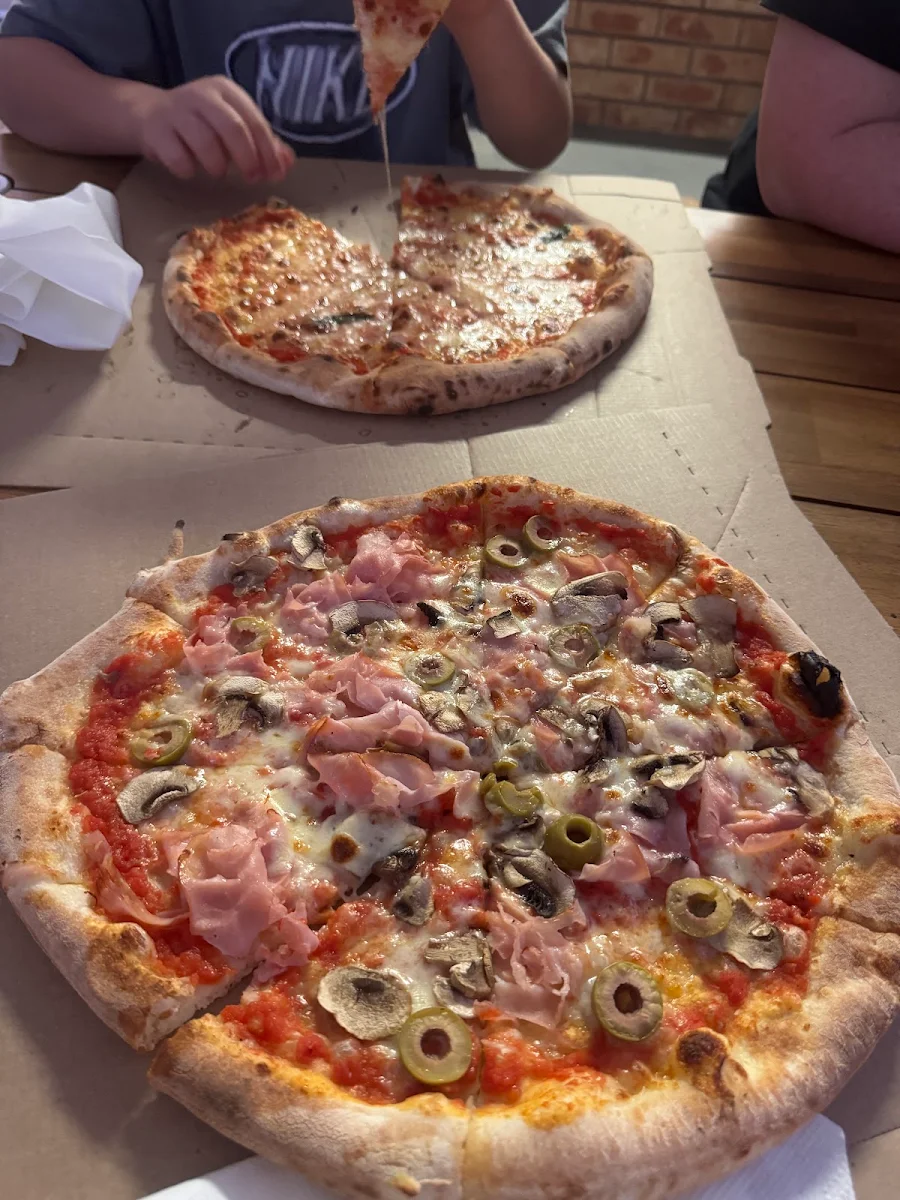 Food & drink, Ric's Woodfire Pizza