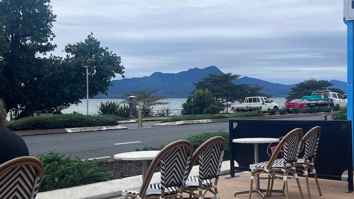 Vibe, Cardwell Seaview Deli Cafe