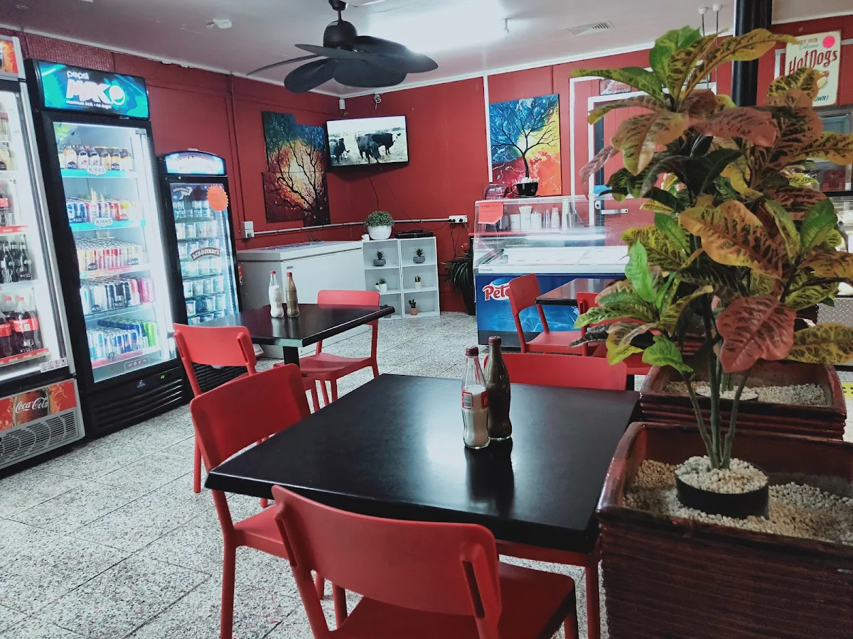 Vibe, Lewo's Cafe