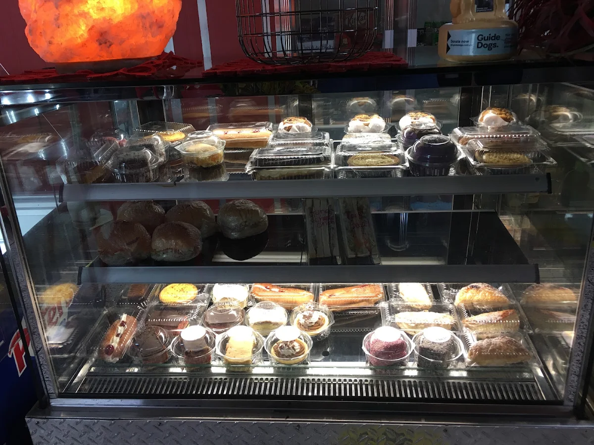 Vibe, Lewo's Cafe