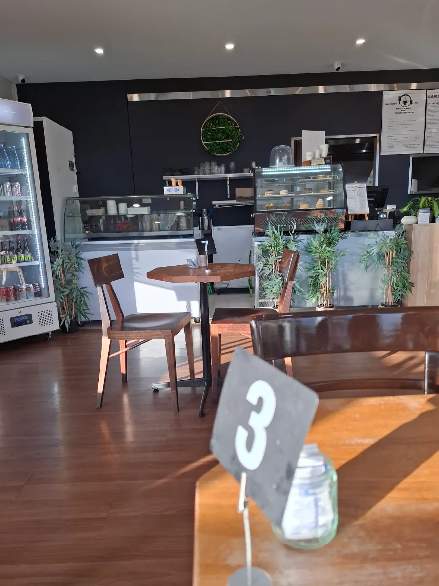 Vibe, Early birds cafe hastings