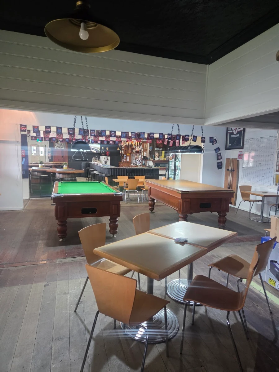 Vibe, Emmaville Club Hotel