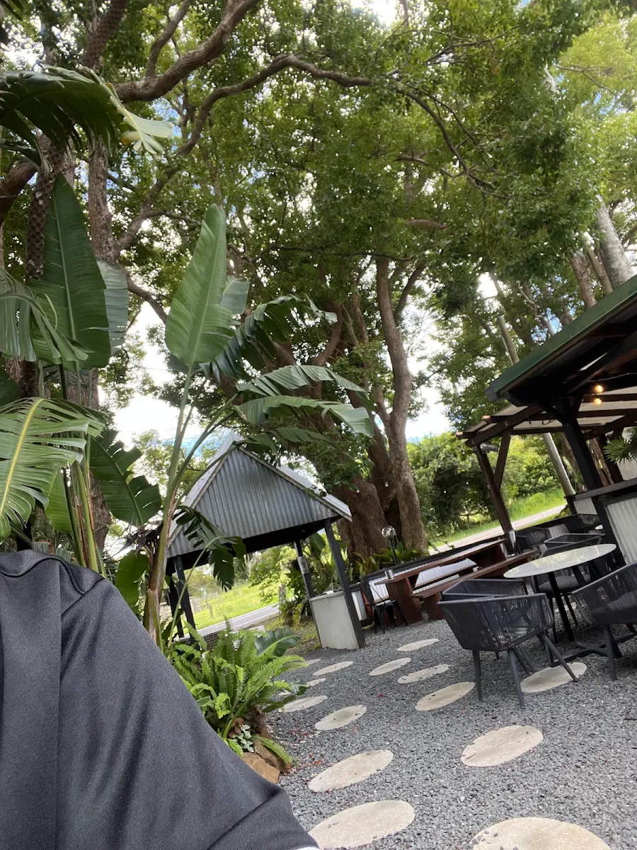 Vibe, Yowie And The Goat Cafe