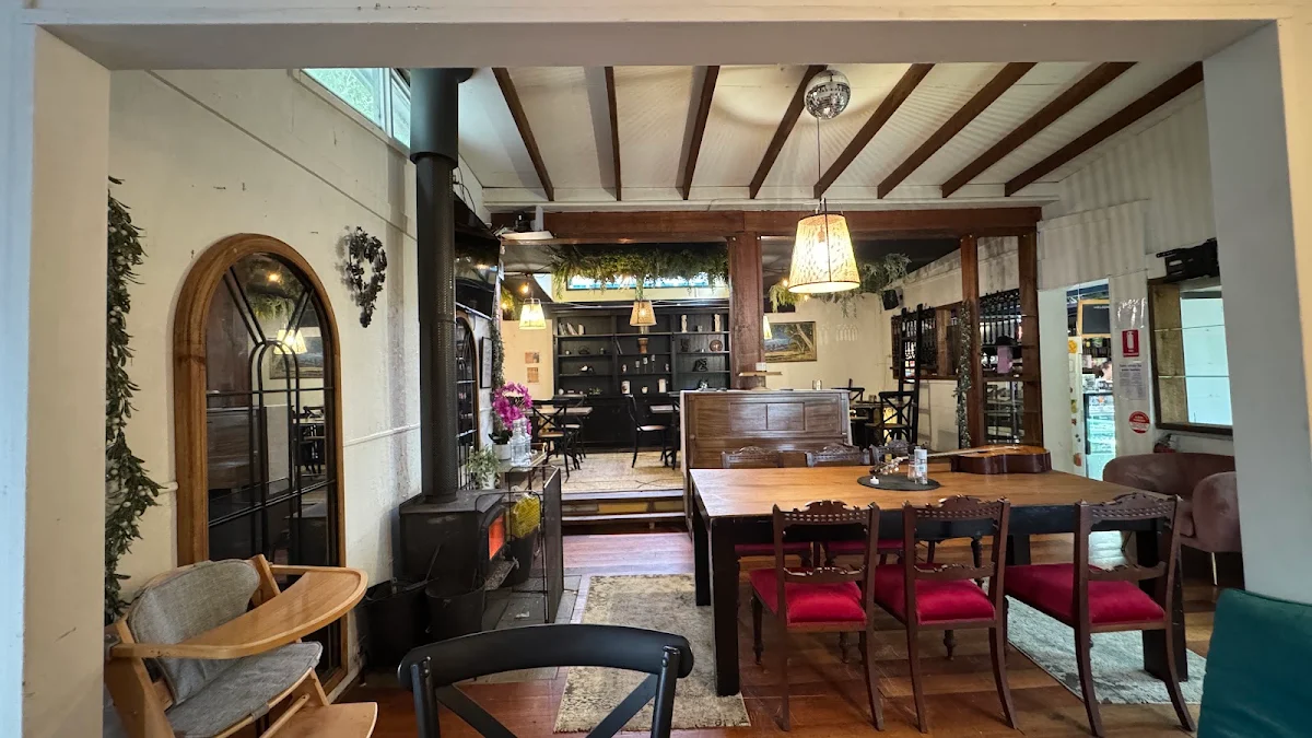 Vibe, Yowie And The Goat Cafe