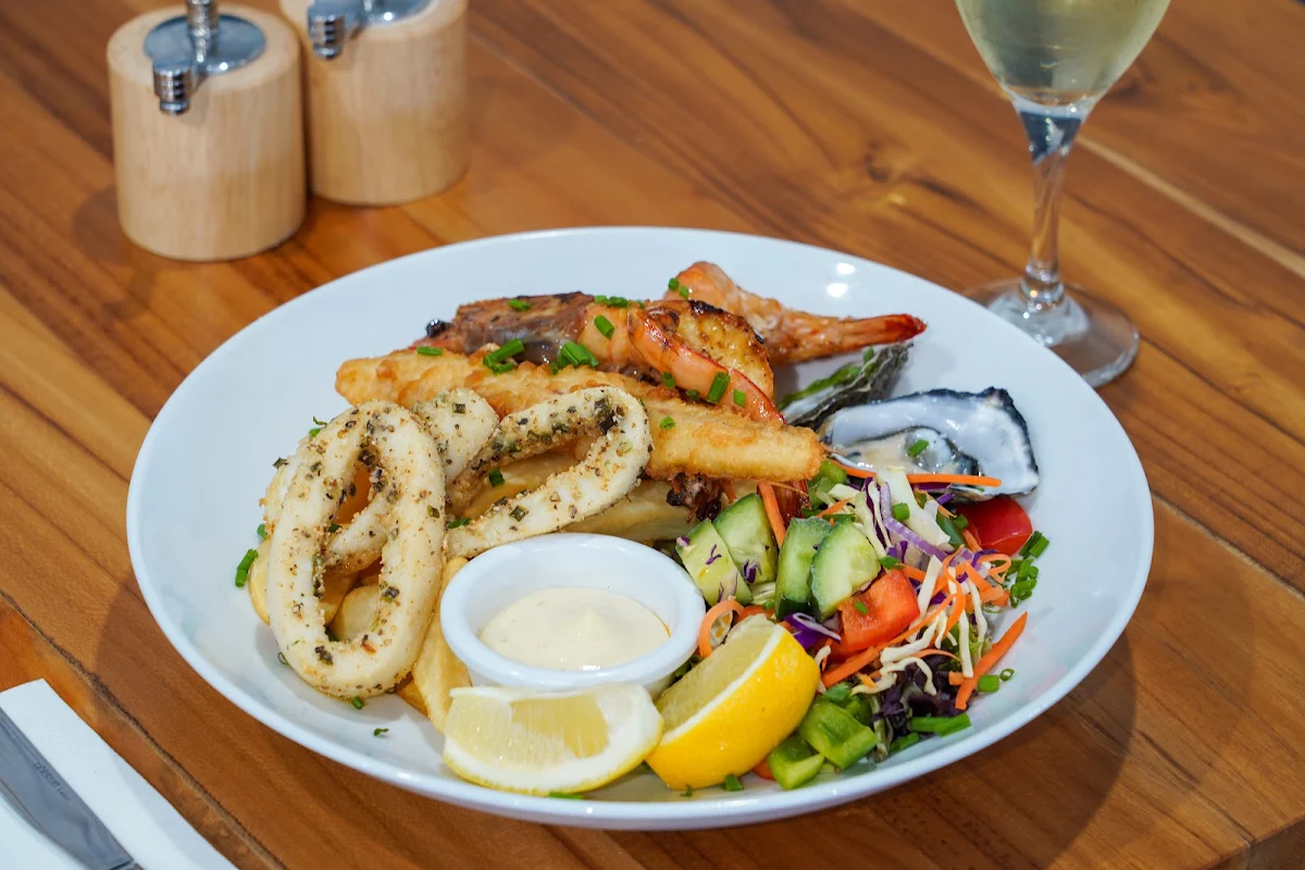 Food & drink, Henry's Restaurant and Bar