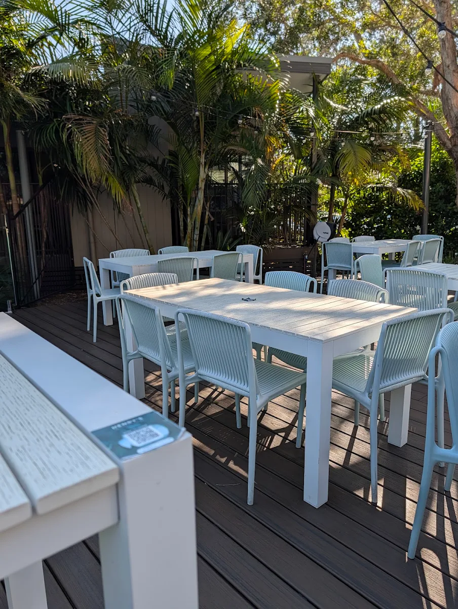 Vibe, Henry's Restaurant and Bar