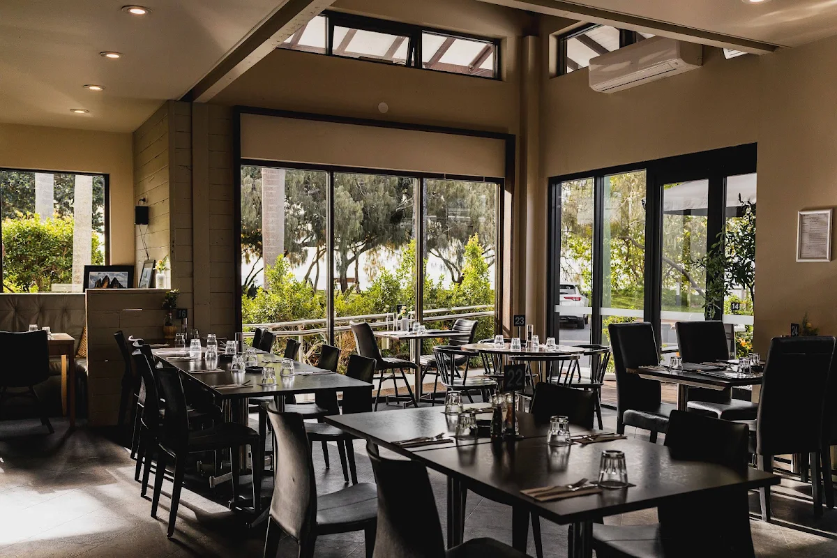 Vibe, Santinis Restaurant & Bar