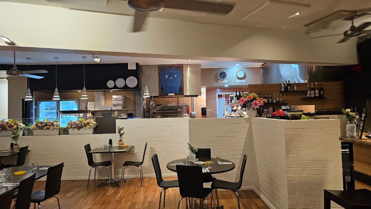 Vibe, Santinis Restaurant & Bar