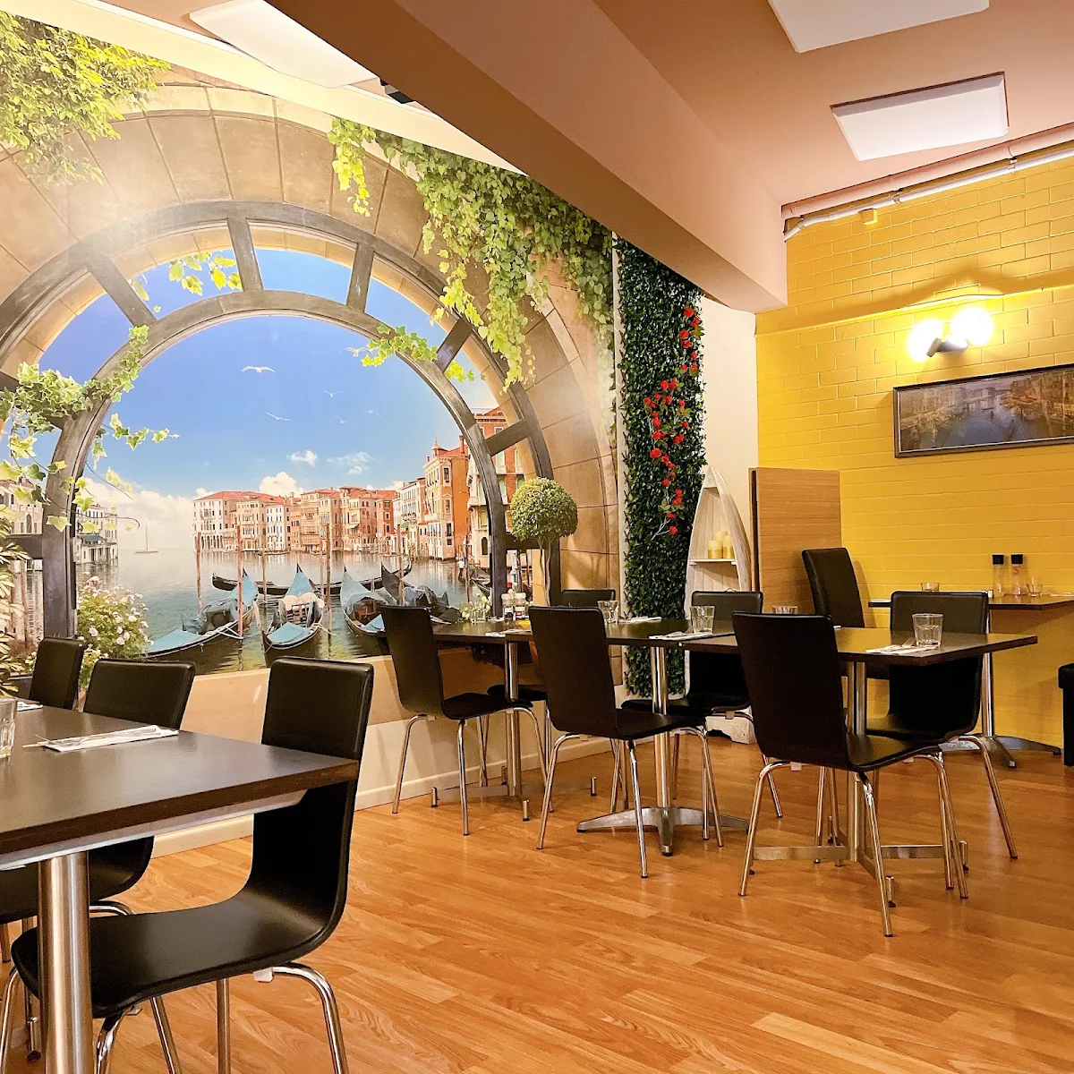 Vibe, Santinis Restaurant & Bar