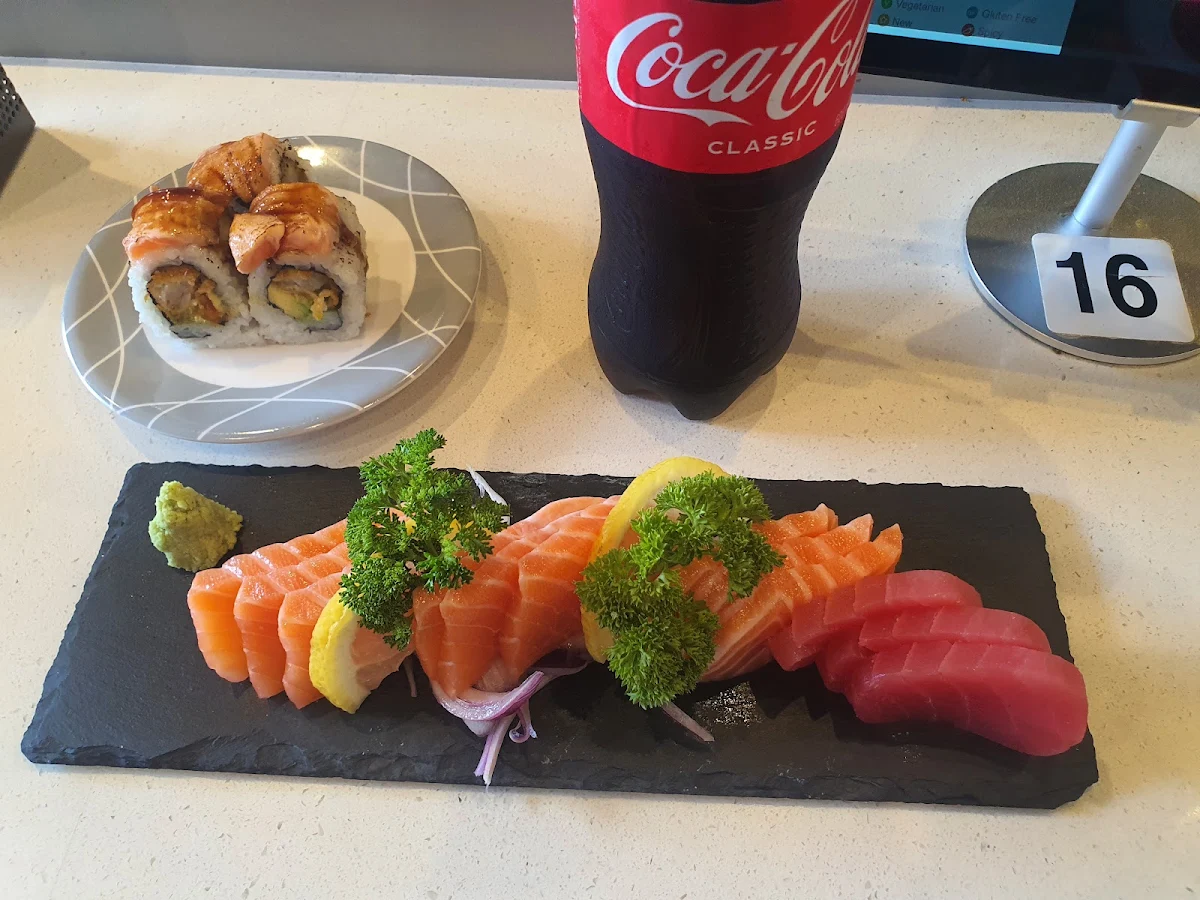 Food & drink, On a Roll Sushi Banyo
