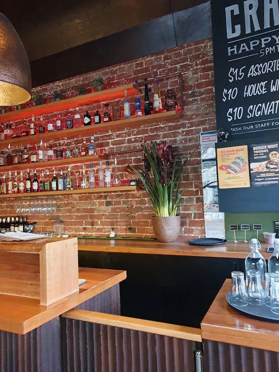 Vibe, Craftsman's Corner Bar & Kitchen
