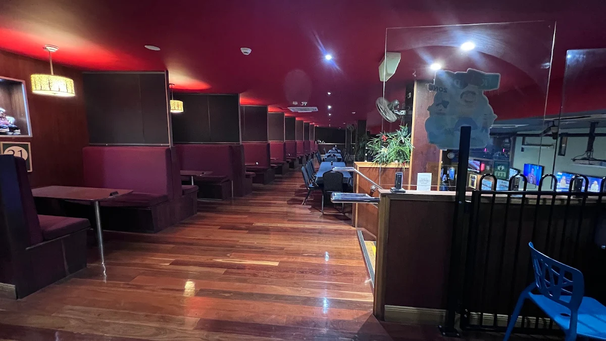 Vibe, Dicey's Bar And Grill