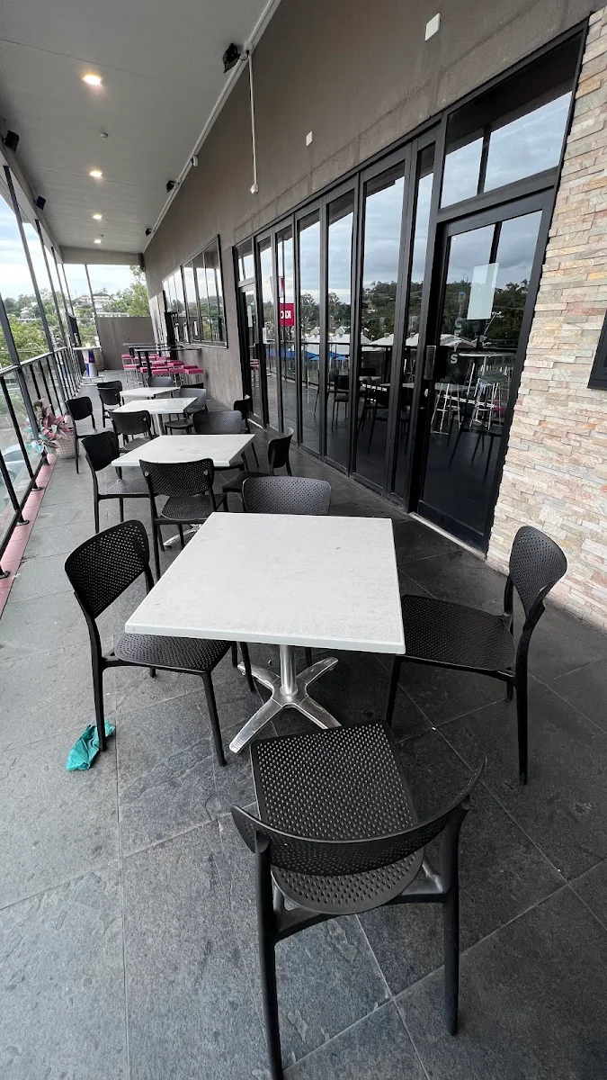 Vibe, Dicey's Bar And Grill