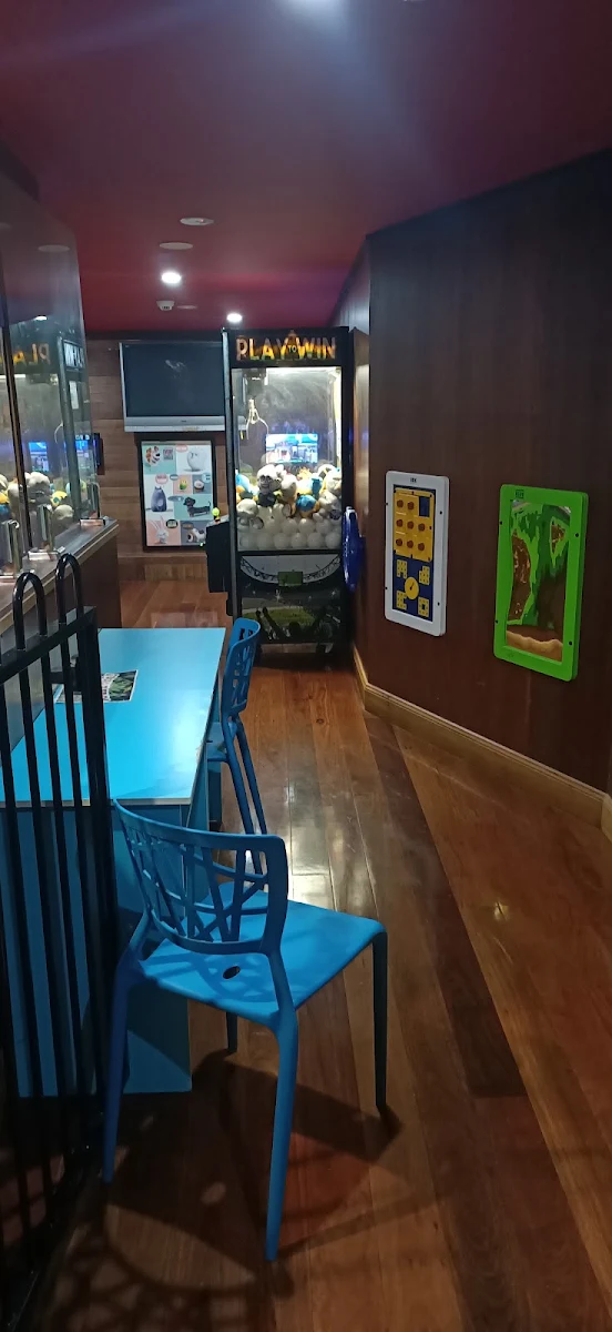 Vibe, Dicey's Bar And Grill