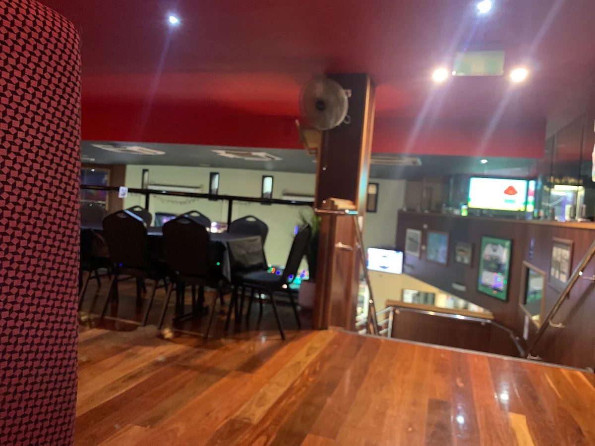 Vibe, Dicey's Bar And Grill