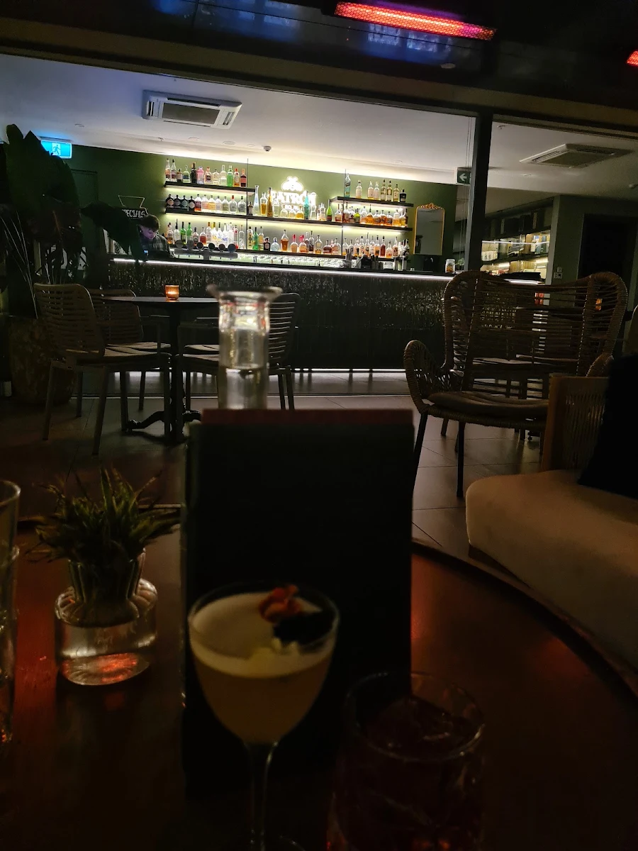 Vibe, Mirror Mirror Rooftop Lounge