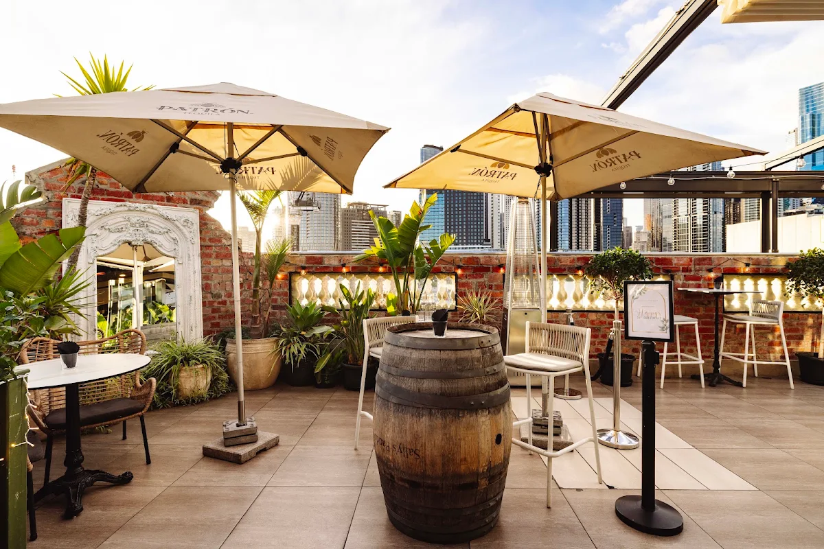 Vibe, Mirror Mirror Rooftop Lounge