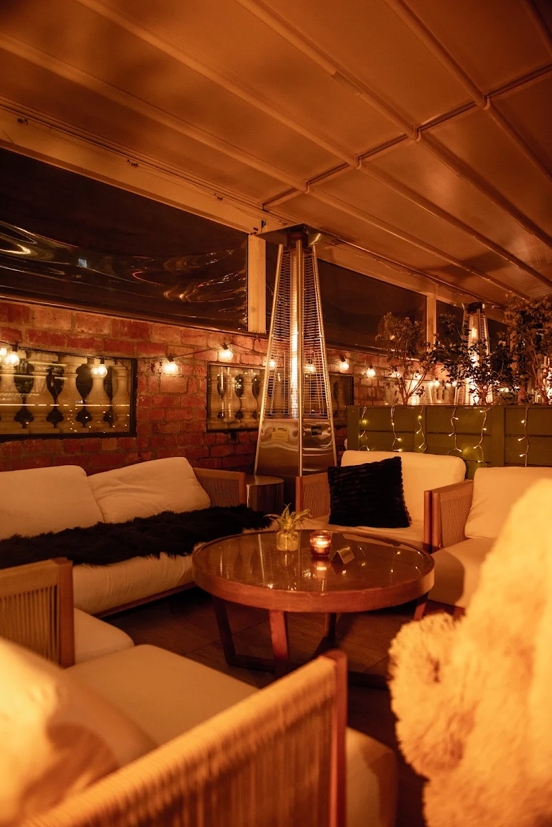 Vibe, Mirror Mirror Rooftop Lounge