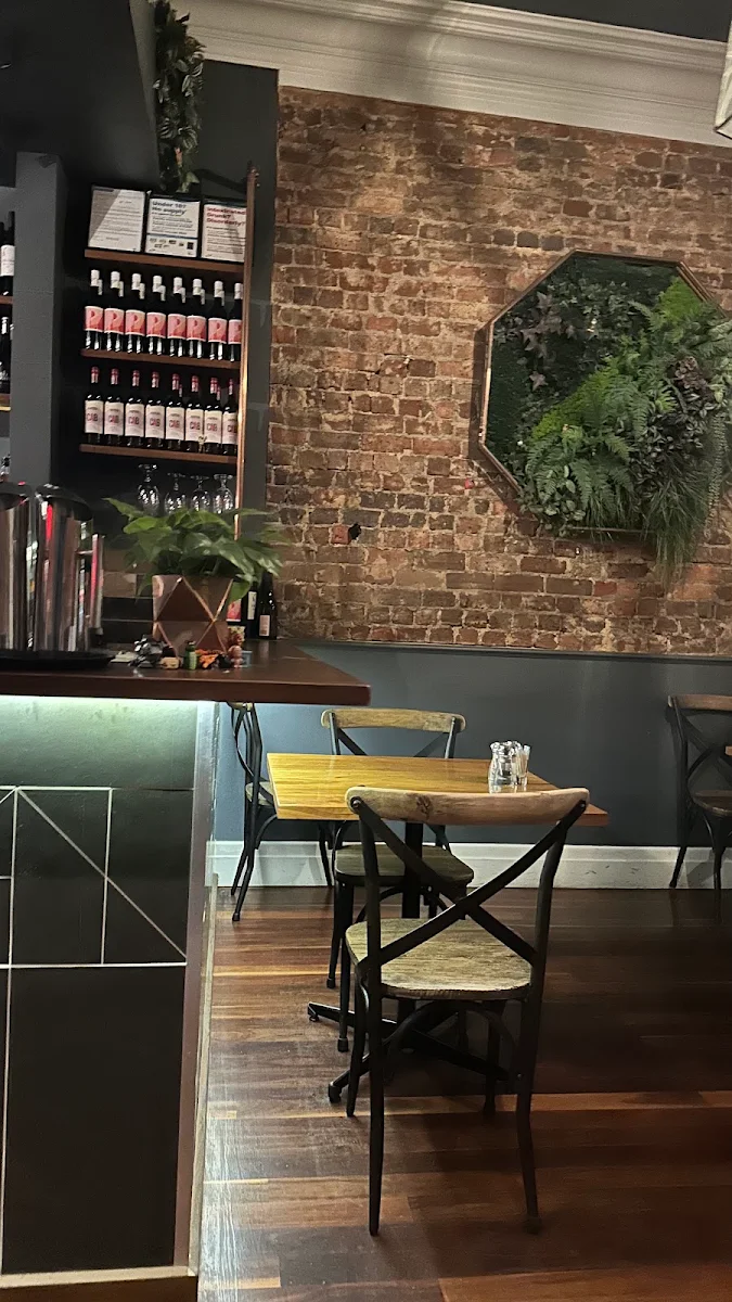 Vibe, Gracie's Wine Room