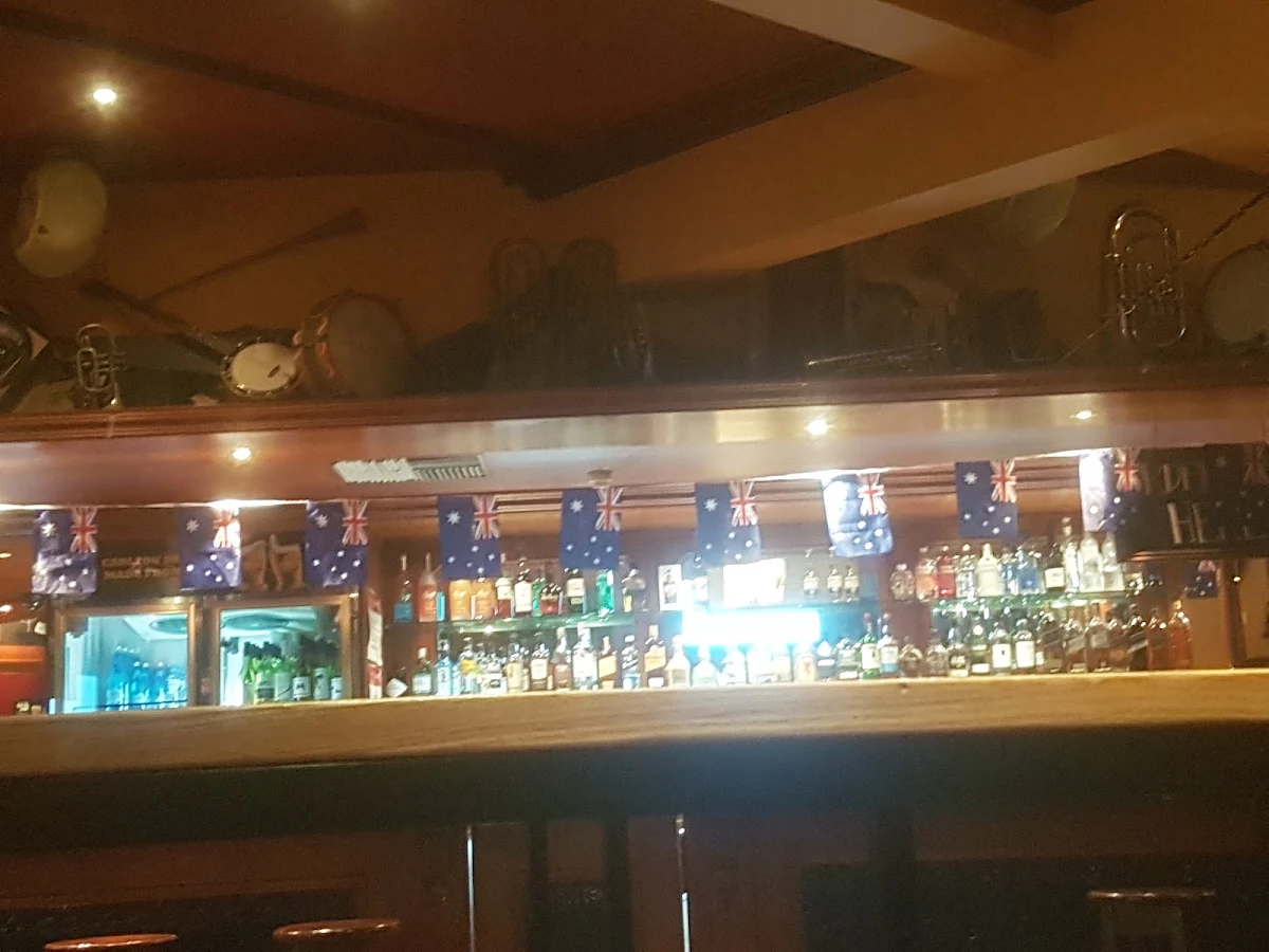 Vibe, The Rat & Parrot Bar