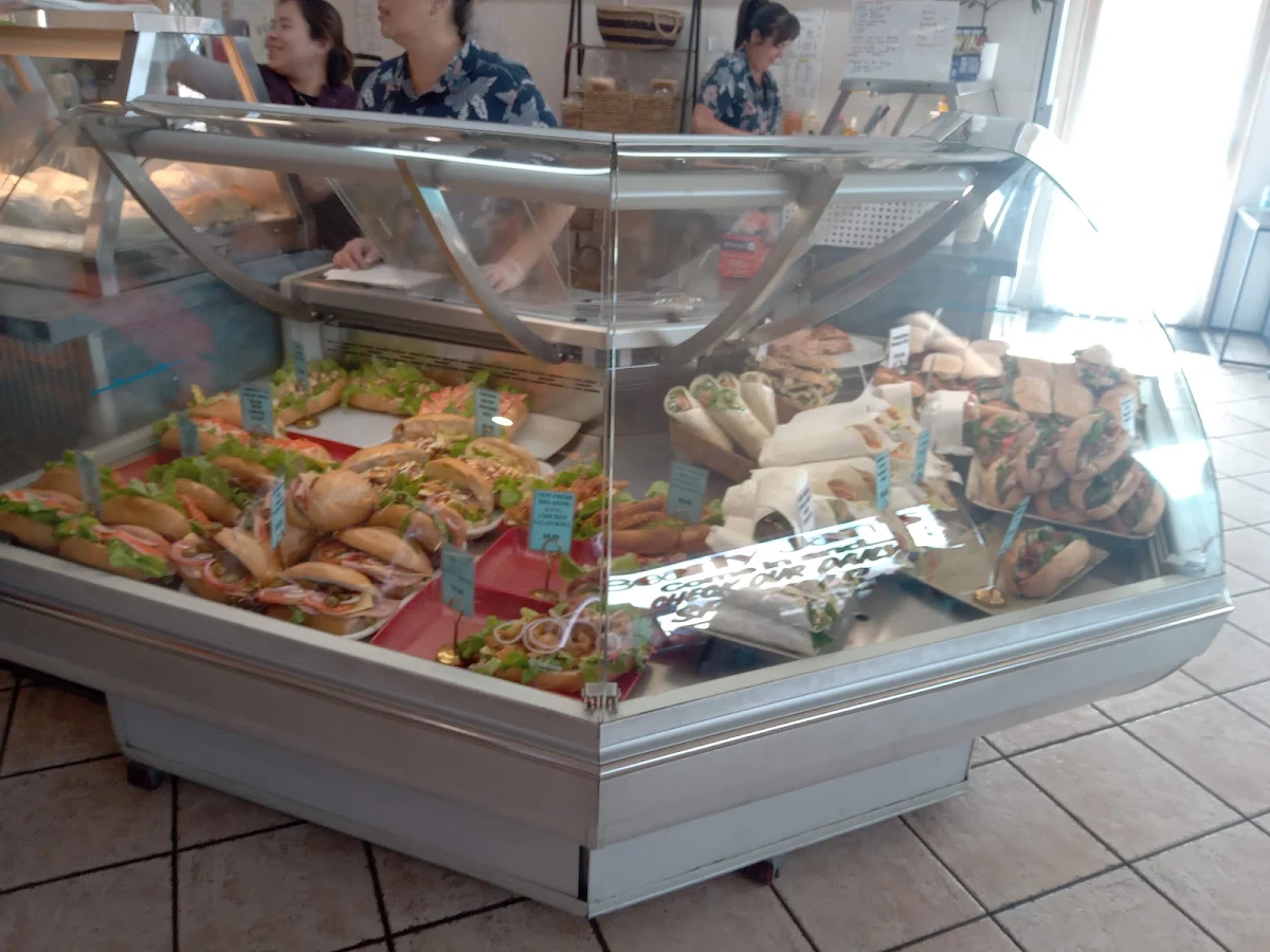 Vibe, Bearly Jan's Lunch Bar Cafe