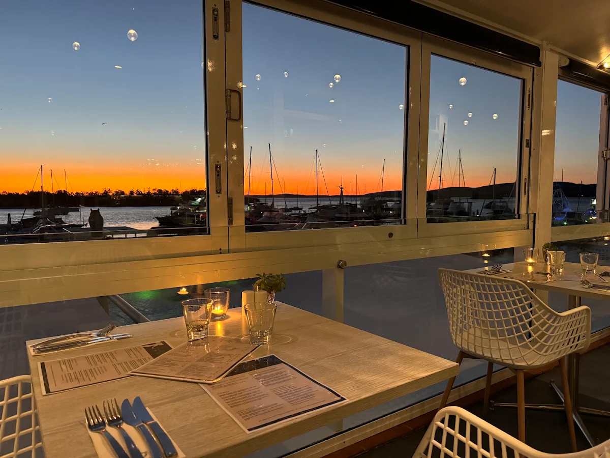 Vibe, Restaurant 2317
