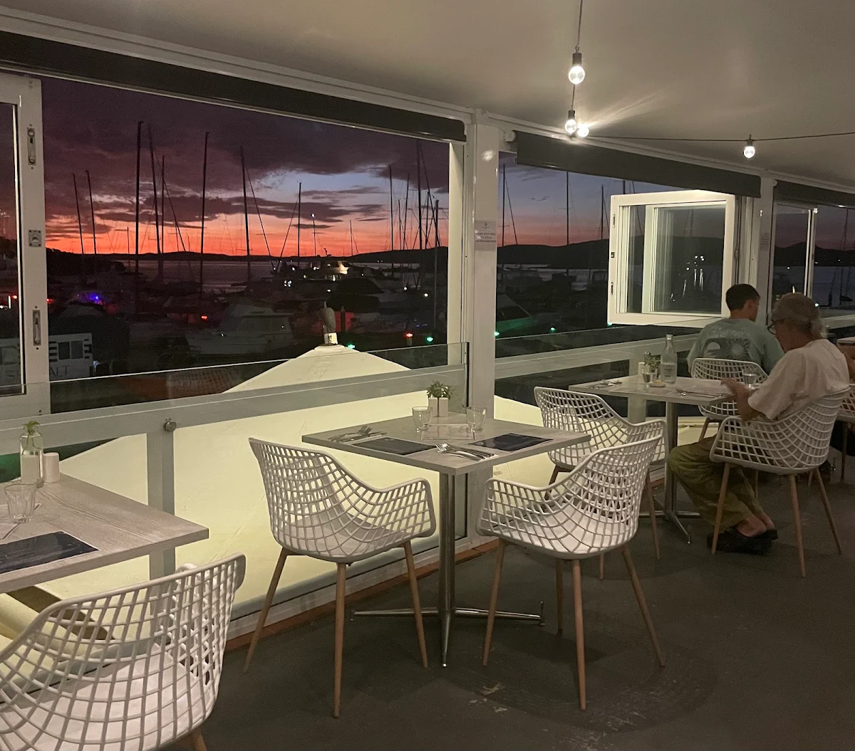 Vibe, Restaurant 2317